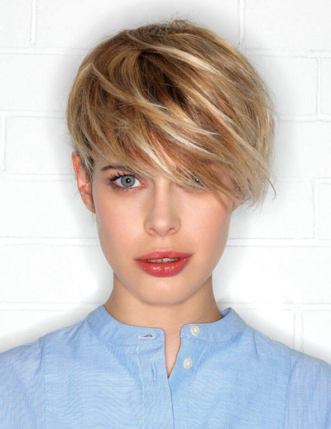 coupe de cheveux courte femme pixie cut ramenée devant cheveux courts blonds