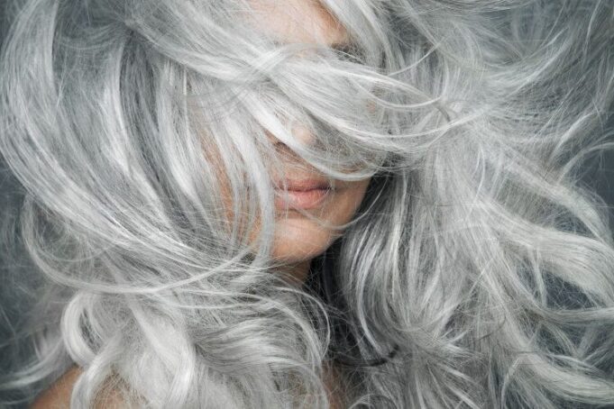 coupe de cheveux gris style coiffure harmoniser
