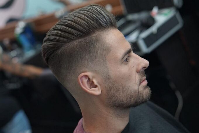 coupe de cheveux homme tendance meche cote raie barbe courte deconnectee