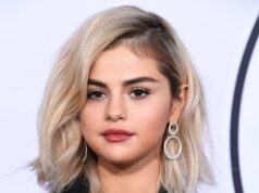 coupe degradee femme Selena Gomez carre long blond frange