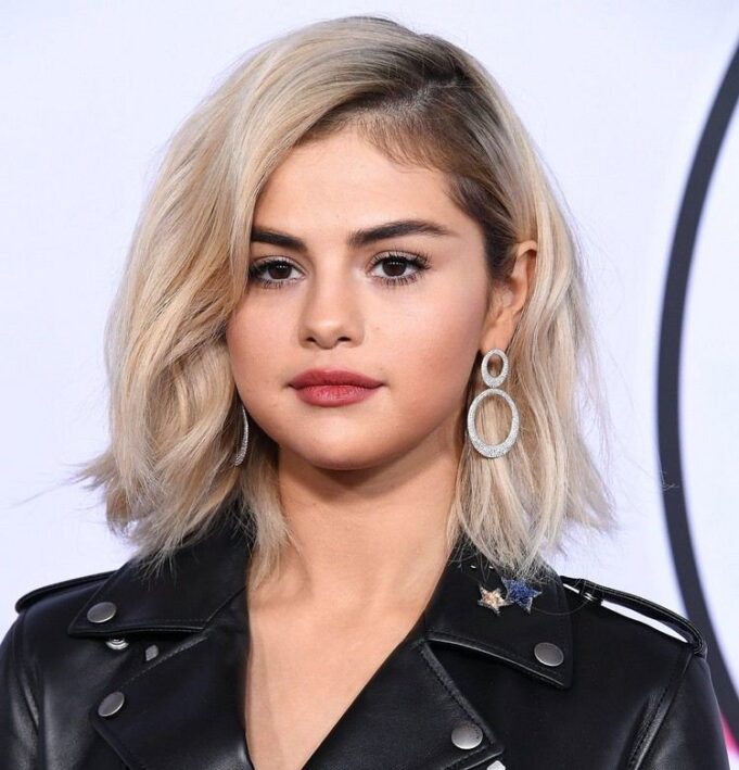 coupe degradee femme Selena Gomez carre long blond frange