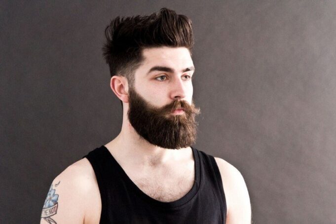 coupe pompadour barbe hipster