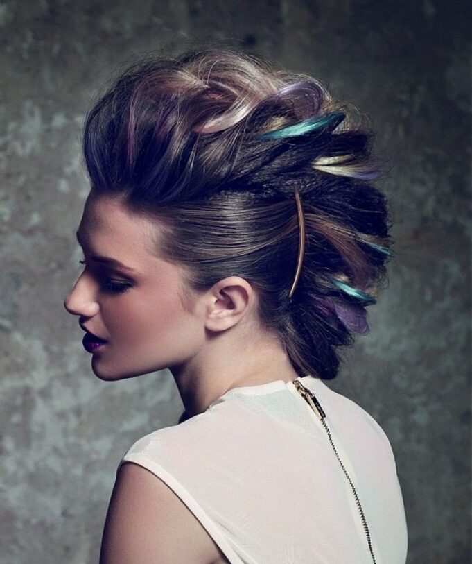 faux hawk femme meches colores coiffure superbe