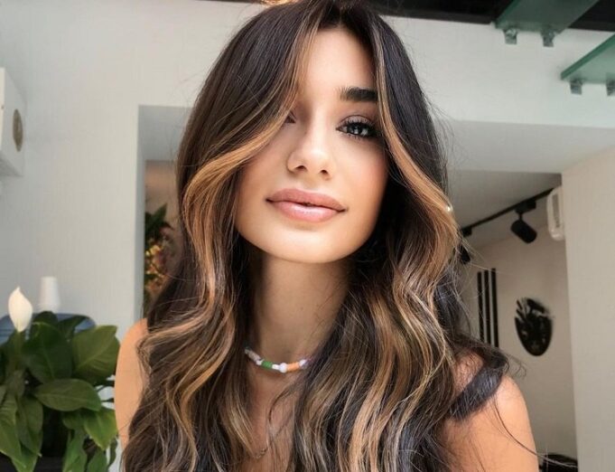 ¿Qué opción escoger para iluminar tu melena oscura en este verano? idee balayage femme cheveux noirs bruns chatain ombre hair sombre tie and dye ete 2022