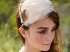 idees coiffure mariage accessoire cheveux plumes bouton dore