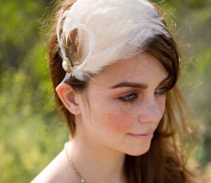 Sugerencias sofisticadas para el peinado de la boda: ¡la pluma en el cabello es toda una tendencia! idees coiffure mariage accessoire cheveux plumes bouton dore