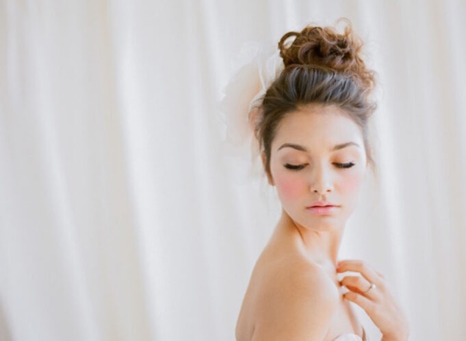 idée chignon mariage chignon décoiffé fleur blanche