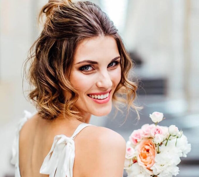 idée coiffure mariage bohème cheveux courts semi attachés 1