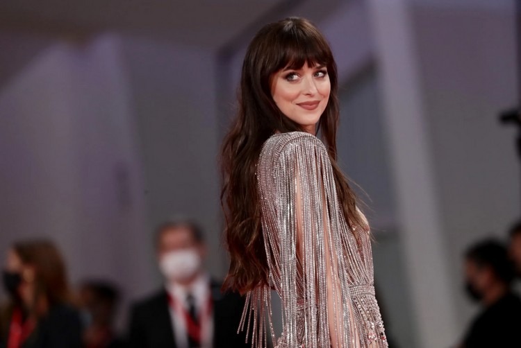 Los 3 flequillos primavera-verano: Las tendencias para este año 5 - 【MioEstilo】 corte de pelo de moda 2022 mujer flequillo cabello 2022 Dakota Johnson