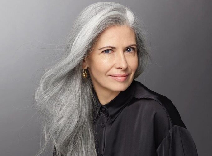 mes cheveux blancs jaunissent que faire femme cheveux blancs courts 50 ans