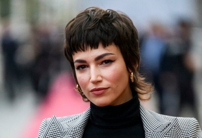 mixie cut coupe cheveux courts femmes tendance coiffure hiver 2021 style capillaire retro Ursula Corbero