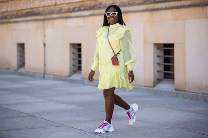 modeles robes et baskets femme mode ete 2022