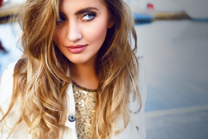 Desafía el cabello con tonos oscuros en cabello negro y castaño ombre blonde idees blond dore meches cheveux mi longs