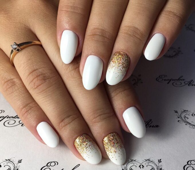 40 ideas de uñas color blanco para copiar ongles en gel blanc paillettes dorees degrade