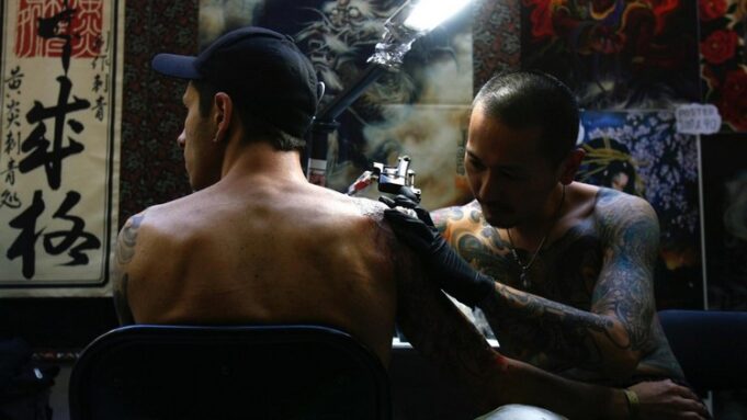 quel tatouage homme epaule choisir sumboles singifications