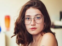 ¿Qué tipo de peinado se ajusta mejor a tus lentes según la forma de tu rostro y el tono de tu cabello? quelle coiffure avec des lunettes