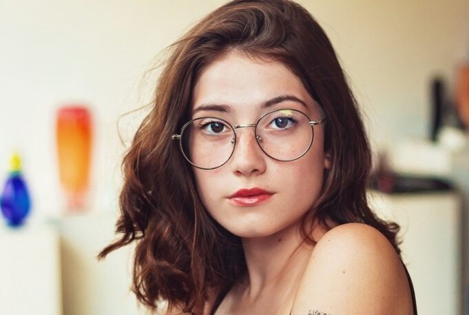 ¿Qué tipo de peinado se ajusta mejor a tus lentes según la forma de tu rostro y el tono de tu cabello? quelle coiffure avec des lunettes