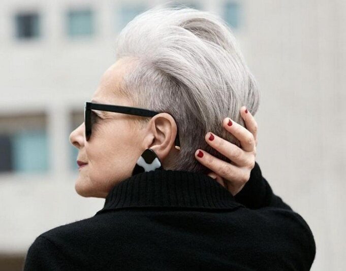 quelle coiffure cheveux gris femme tendance choisir