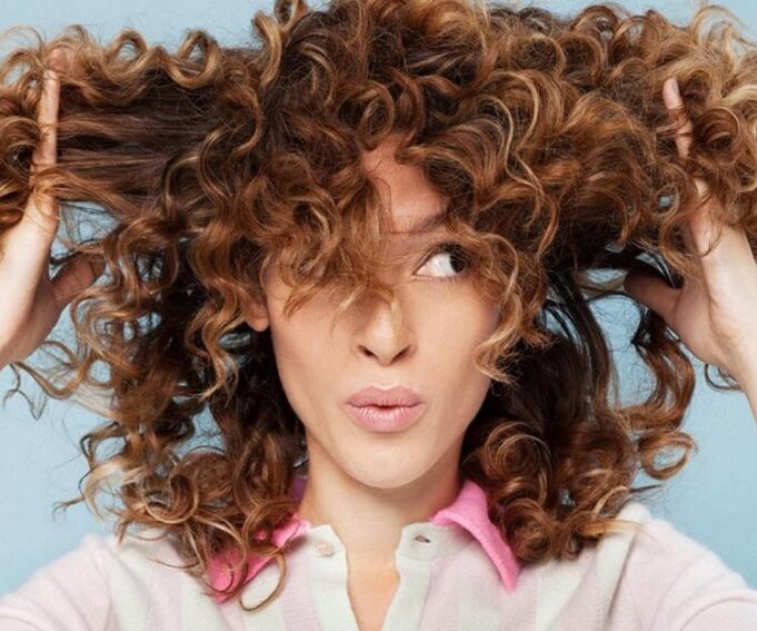 ¿Qué rutina es la más adecuada para el cuidado del cabello rizado? Un Proceso de Efecto “Salón de Belleza” en 5 Pasos Sencillos routine cheveux boucles ondules frises cerpus etapes simples lavage sechage coiffure