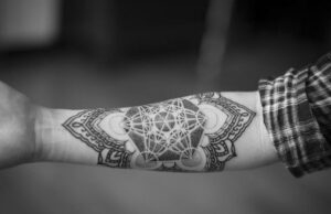 tatouage avant bras contre mal style thai Sri Yantra Tattoo