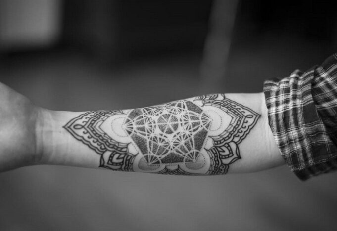 tatouage avant bras contre mal style thai Sri Yantra Tattoo