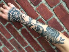 tatouage avant bras main femme fleurs style dentelle