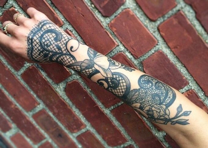 Tatuaje de “manga” para mujeres: Ideas con significado tatouage avant bras main femme fleurs style dentelle