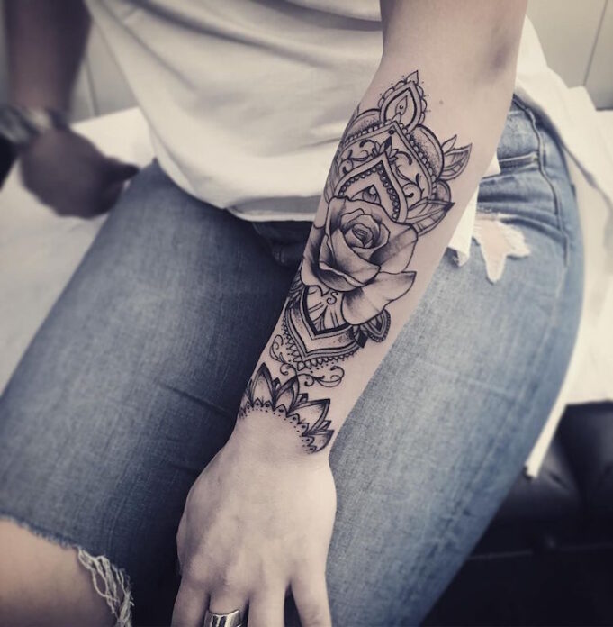 Tatuajes de mandala para mujeres y hombres: 25 ideas geniales tatouage mandala rose demi manchette femme