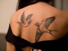 tatouage oiseau hirondelles dos femme