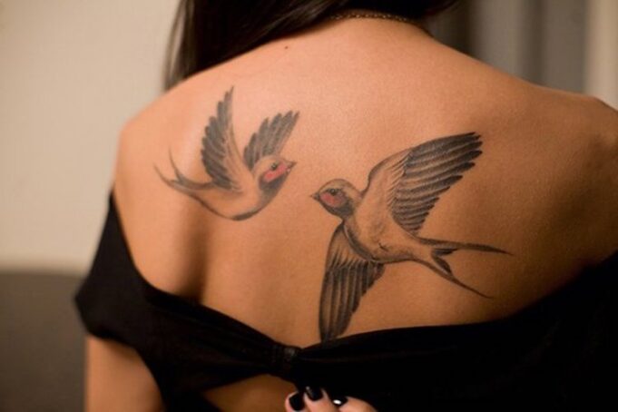 Tatuajes de pájaros: 25 ideas geniales tatouage oiseau hirondelles dos femme