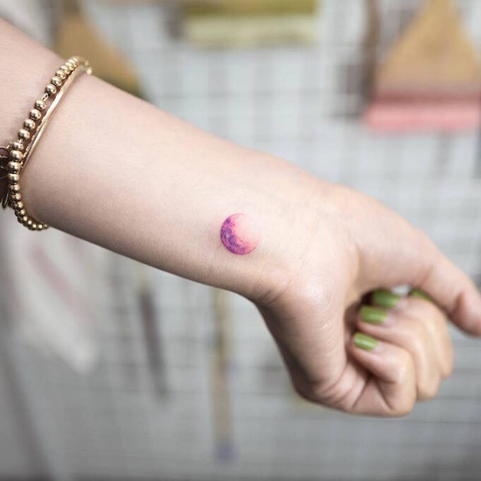 tatouage poignet discret lune colorée