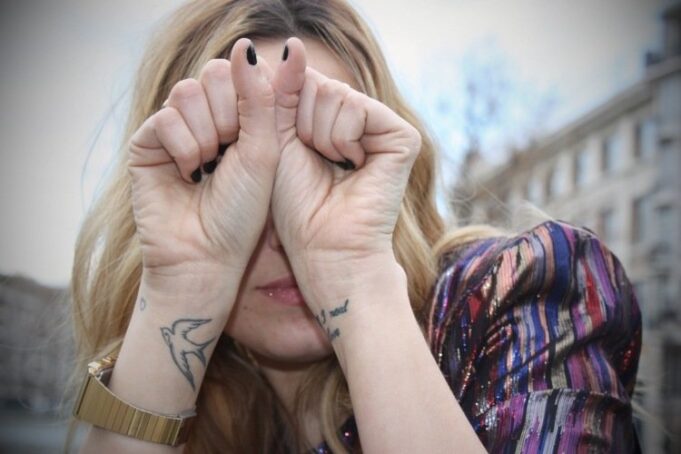 tatouage poignet femme hirondelle vol sans remplissage
