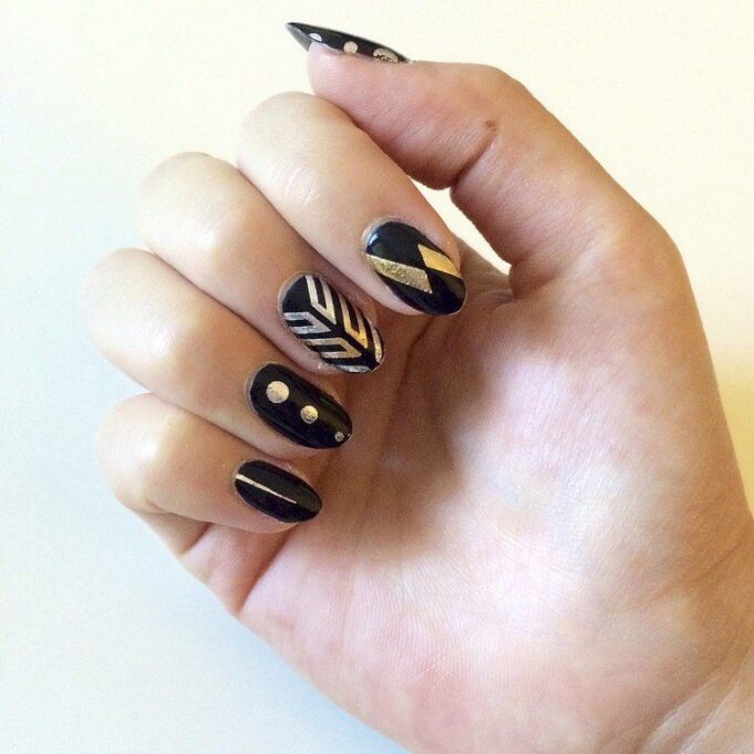 tatouages ephemeres nail art dores vernis noir ongles amandes