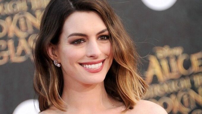 tendance coupe de cheveux femme 2022 laidback bob coupe au carre ete Anne Hathaway