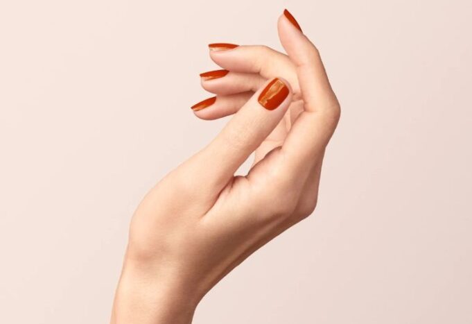 tendance manucure terracotta couleur vernis ete 2022 pour sublimer son bronzage