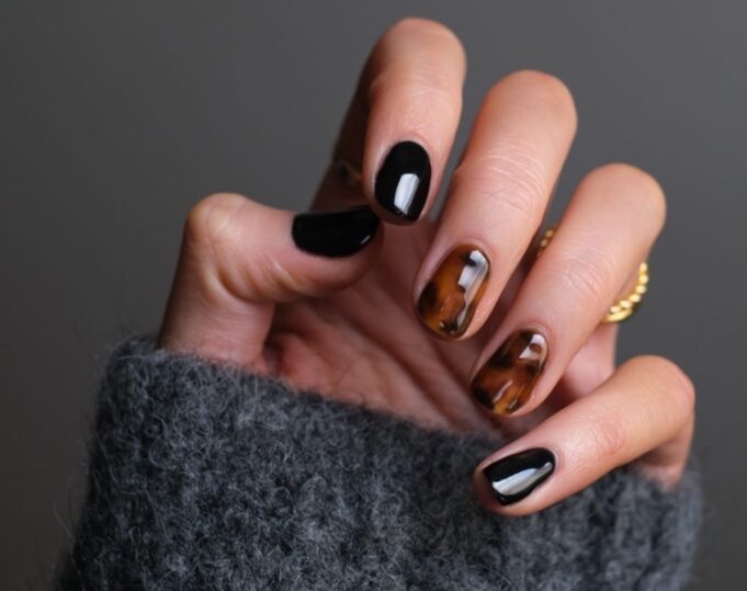 ¿Qué esmaltes y diseños de uñas estarán de moda el próximo año? tendances manucure automne 2021 couleurs de vernis et nail art