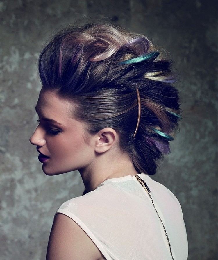 mujer falsa halcón colorido destaca hermoso peinado