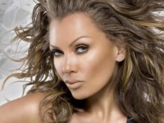 vanessa Williams cheveux longs apres 50 ans meches blondes idee originale