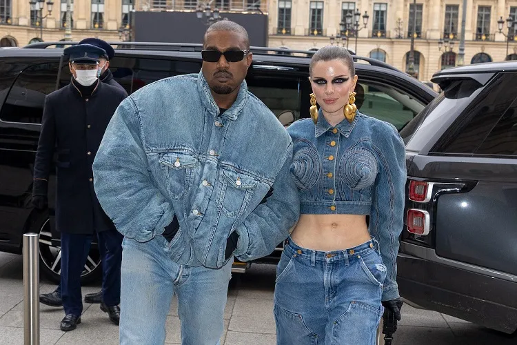 tendencia de moda jeans dobles semana de la moda de París 2022 Kanye West y Julia Fox jeans total look