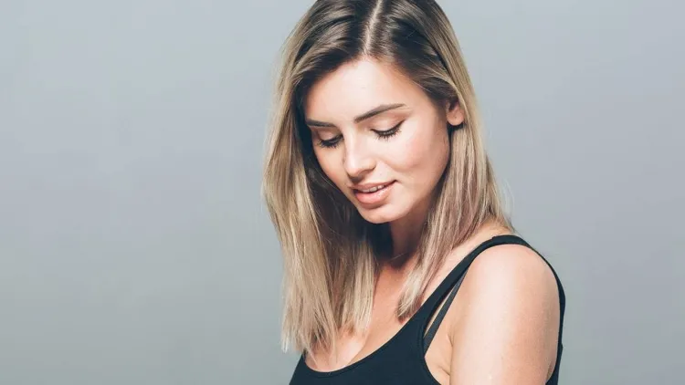 tonalidad de cabello tendencia melena rubia raíces oscuras técnica de tinte crecimiento a evitar
