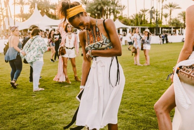 El peinado informal del festival de Coachella parece un accesorio de diadema de mono de cabello largo