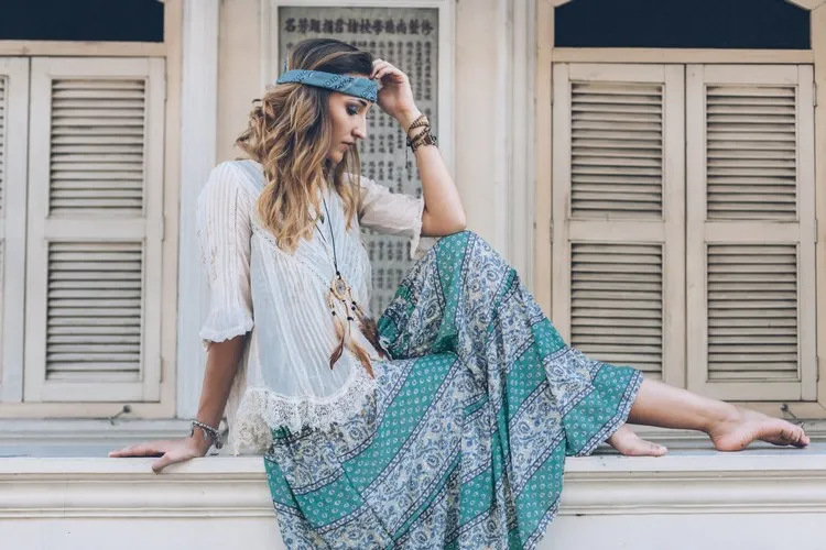 tendencia de moda 2022 estilo bohemio chic mujer verano ropa imprescindible