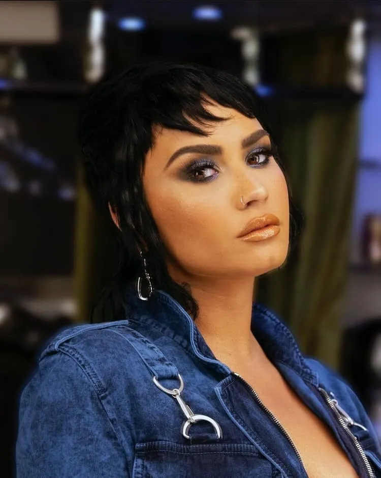 ¿De qué manera llevar el moderno corte femenino de invierno de 2023 desde la década de los 70? 2 - 【MioEstilo】 corte de moda de pelo corto para mujer corte mixto Demi Lovato corte medio pixie y corte mullet