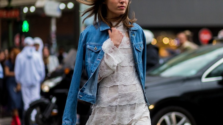 Campera vaquera de mujer: Ideas para lucirla con estilo 2 - 【MioEstilo】 qué llevar con una chaqueta de mezclilla tendencias de la moda primavera-verano 2022 look con una chaqueta de mezclilla