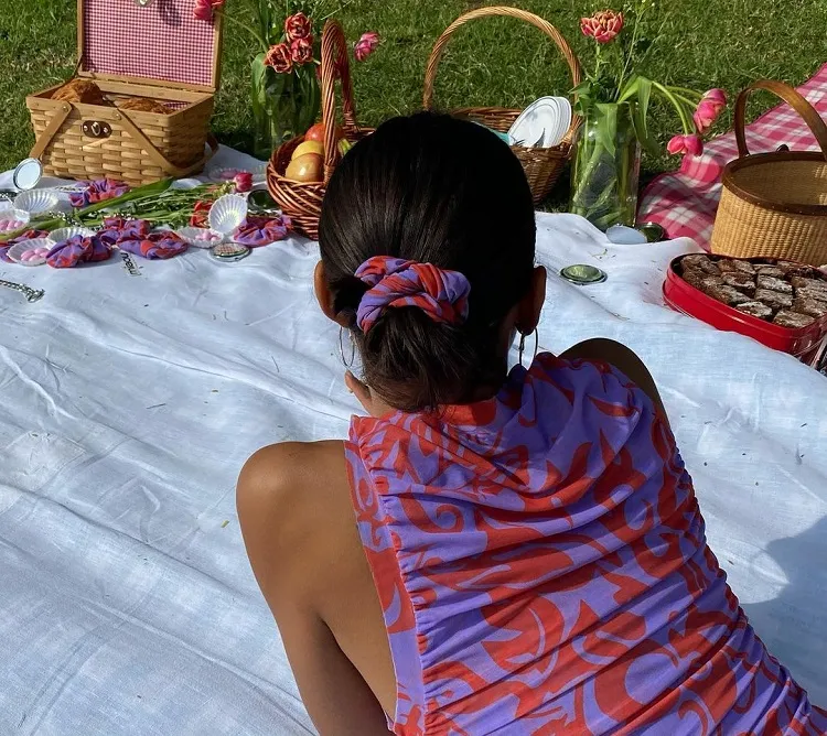 cómo peinarse cuando hace calor en el exterior idea de peinado fresco para evitar el calor mujer con cabello largo