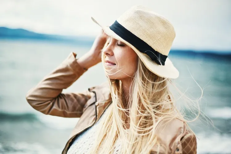 cómo tener un cabello suave y brillante en verano con protección solar