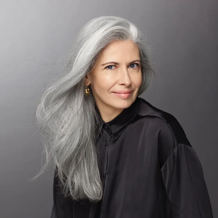 ¿Por qué el cabello blanco adquiere tonalidades amarillentas? Consejos para solucionarlo de manera fácil y natural 1 - 【MioEstilo】 por qué el cabello blanco se vuelve amarillo qué hacer mujer cabello blanco joven aclarar cabello amarillo