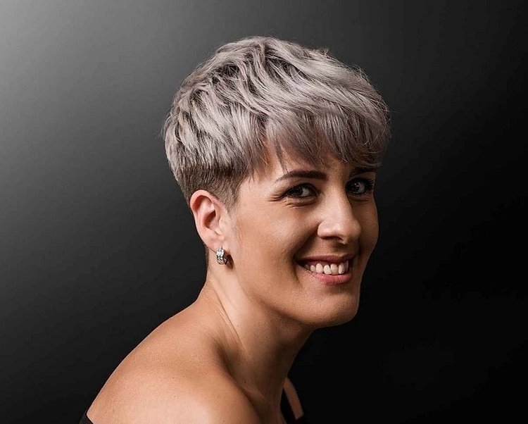 ¿Cuál es el mejor estilo de peinado para cabello gris según tu preferencia? ¡Descubre las modas actuales! 1 - 【MioEstilo】 pelo gris corto