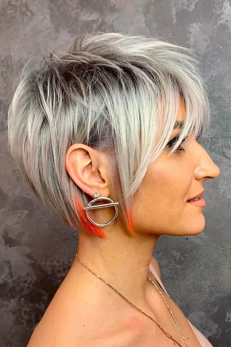 ¿Cuál es el mejor estilo de peinado para cabello gris según tu preferencia? ¡Descubre las modas actuales! 2 - 【MioEstilo】 corte pixie largo cónico con puntas naranjas