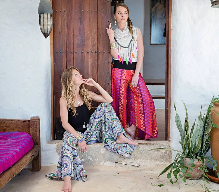 Pantalones sueltos para el verano | Mira estas sugerencias 1 - 【MioEstilo】 pantalones fluidos verano colores vivos estampados moda mujer tendencias 2022
